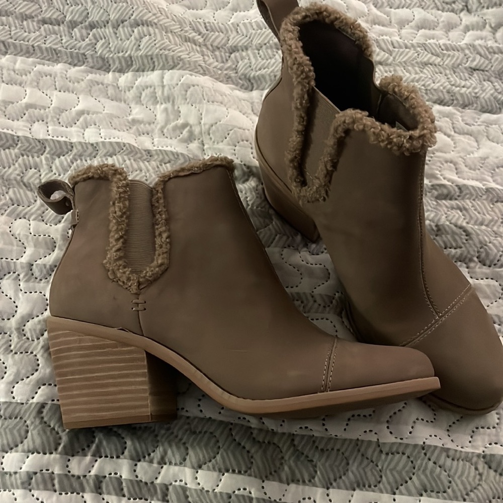Brand new Tom’s boots booties never worn beige size 8